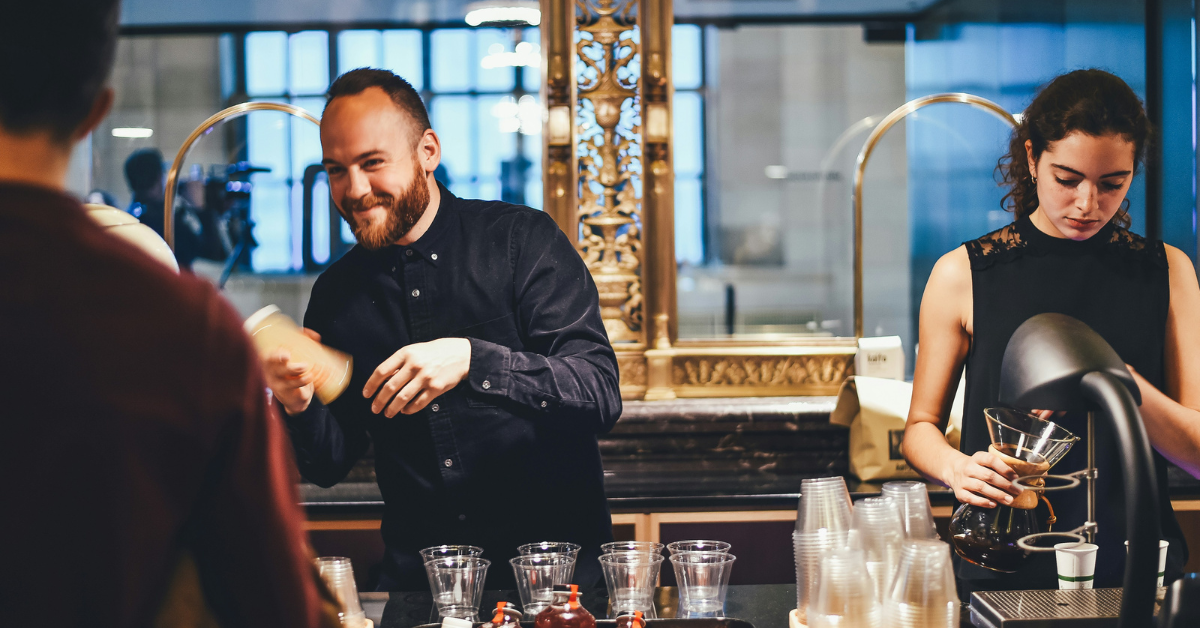 barman en barvrouw bezig met drankjes maken