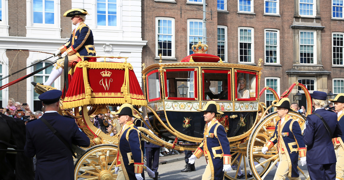 Koets met koning en koningin en Amalia op Prinsjesdag 2024